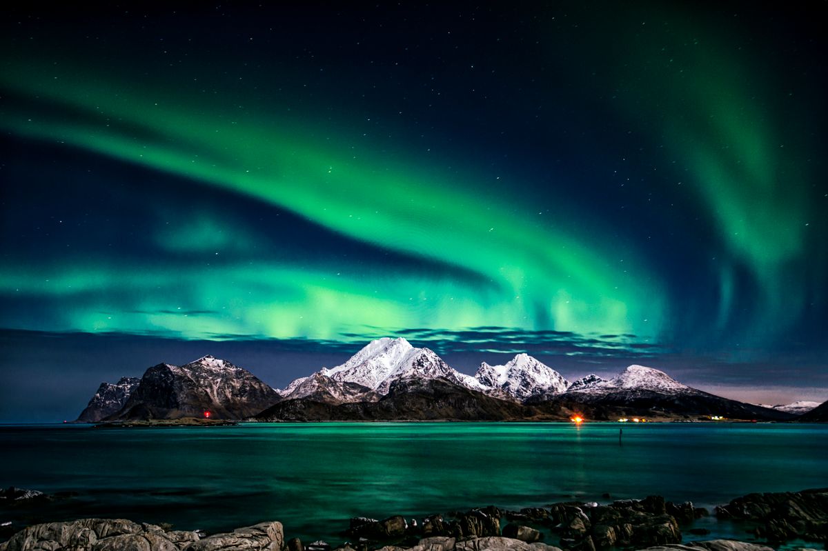 Aurore boréale verte au-dessus d'un paysage enneigé islandais
