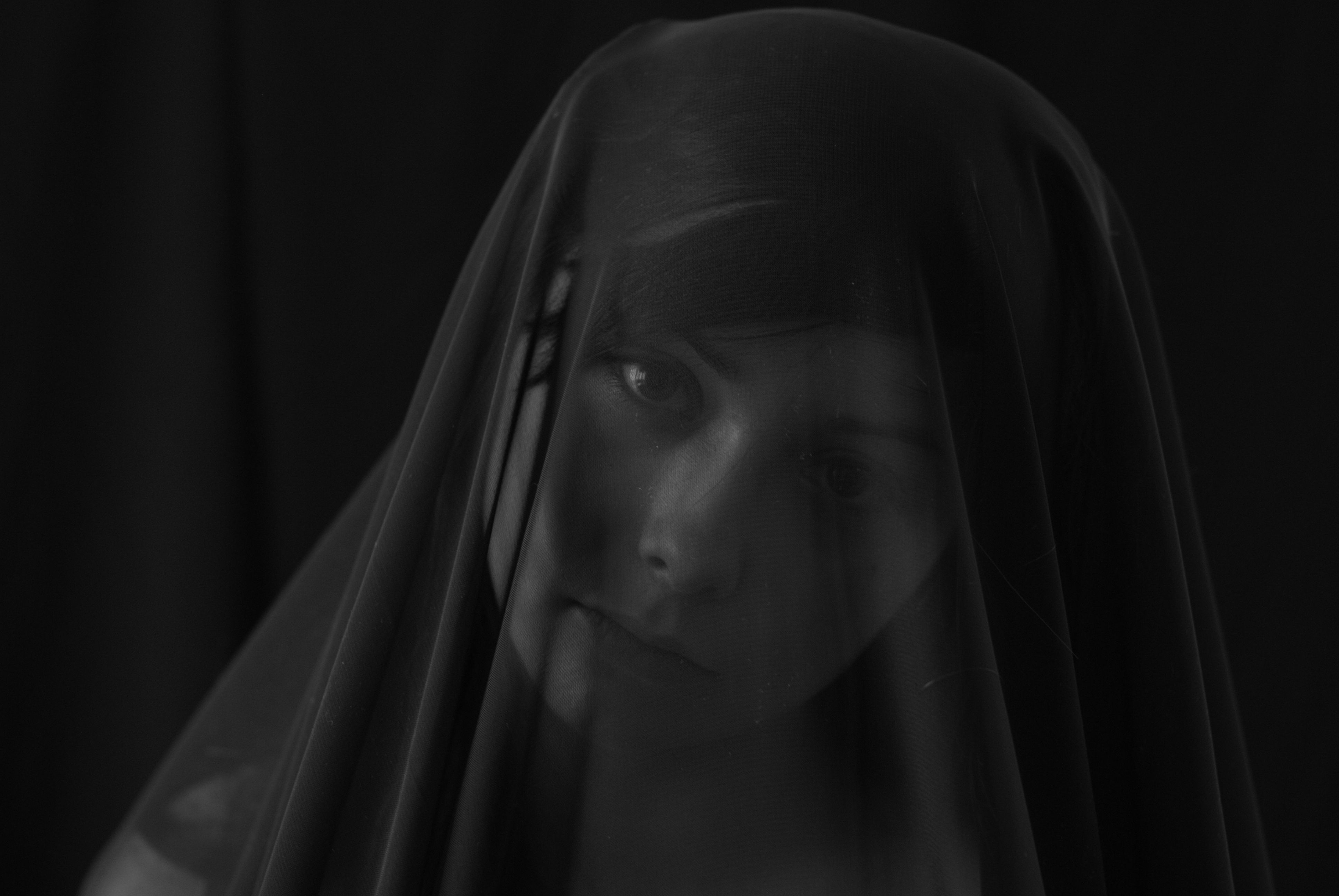 A woman with veil on her face in black and white · Free Stock Photo
