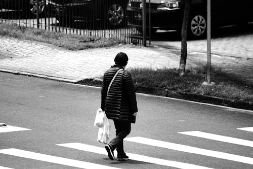 Foto d'estoc gratuïta de asfalt, blanc i negre, bosses