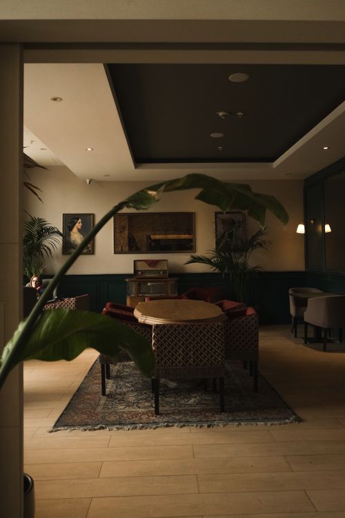 Free Warm-toned dining room in Ankara showcasing stylish furniture and elegant interior design. Stock Photo