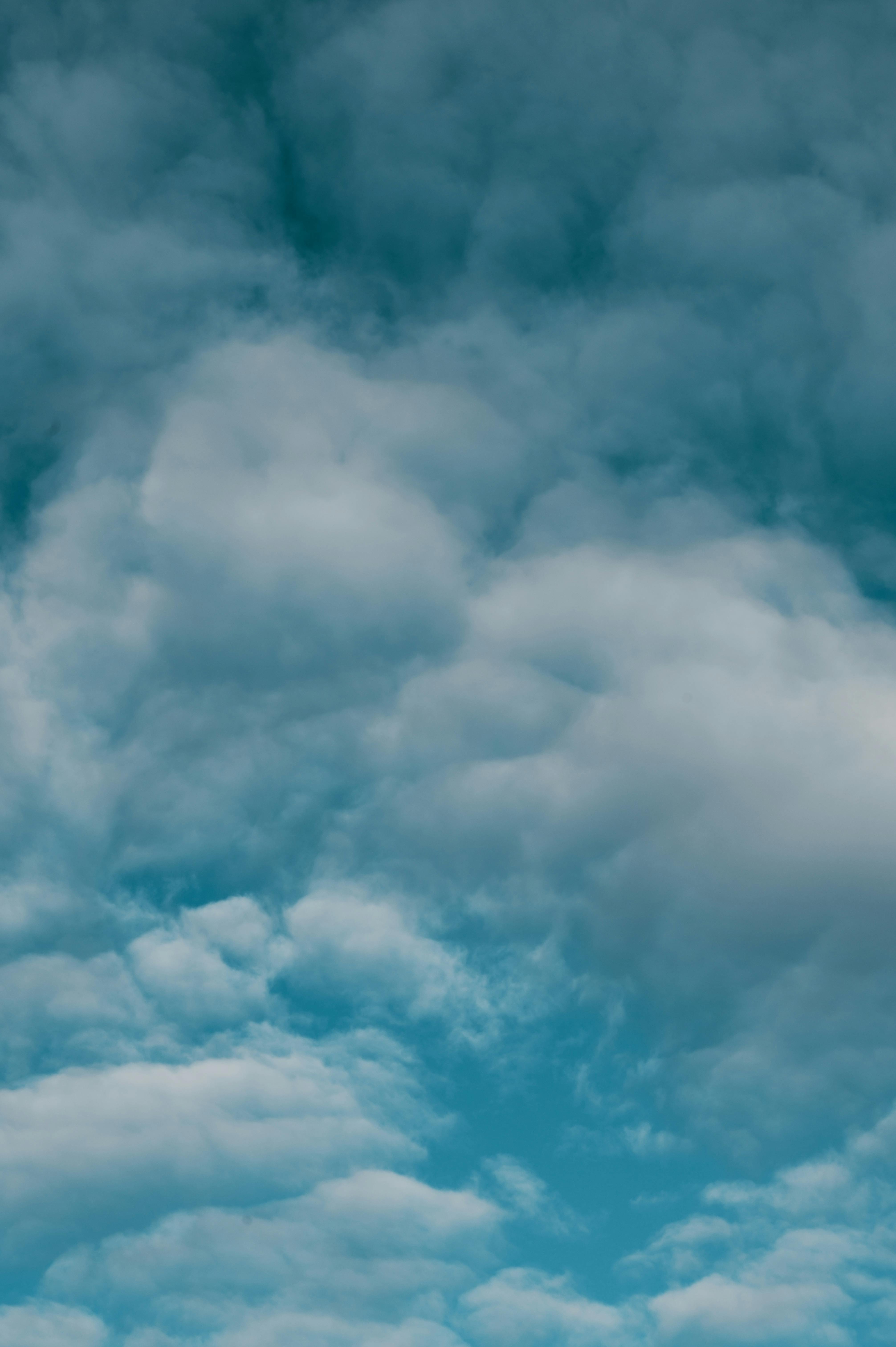 天空中飘着蓬松的白云，宁静而梦幻