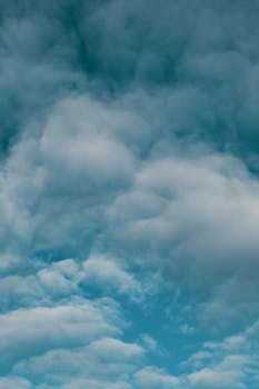 天空中飘着蓬松的白云，宁静而梦幻