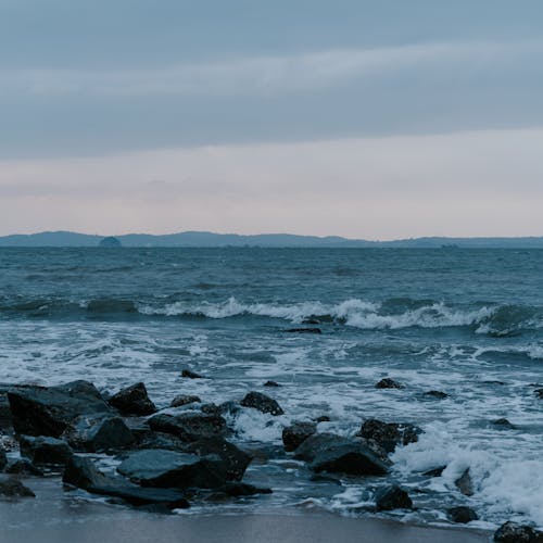 akşam karanlığı, dalga, deniz kenarı içeren Ücretsiz stok fotoğraf
