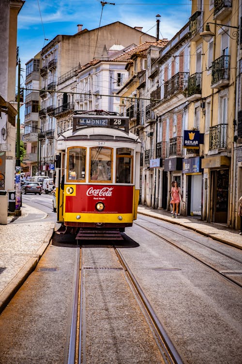 Kostnadsfri bild av byggnader, gata, kollektivtrafik