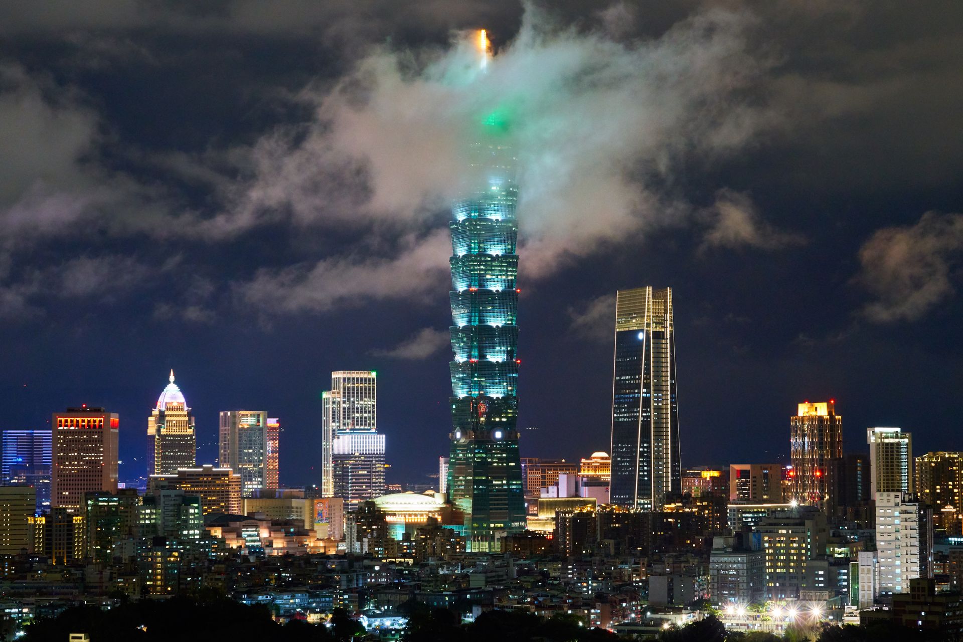 La tour Taipei 101 la nuit, nuages et lumières urbaines