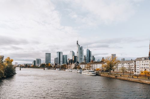 Free Captivating view of Frankfurt's modern skyline alongside the river during autumn. Stock Photo
