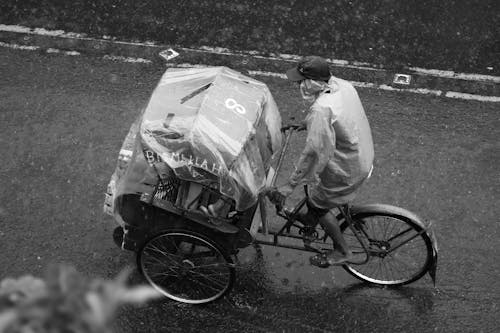 Ingyenes stockfotó biciklizik, eső, fekete-fehér témában