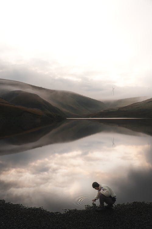 Darmowe zdjęcie z galerii z chmura, jezioro, mężczyzna