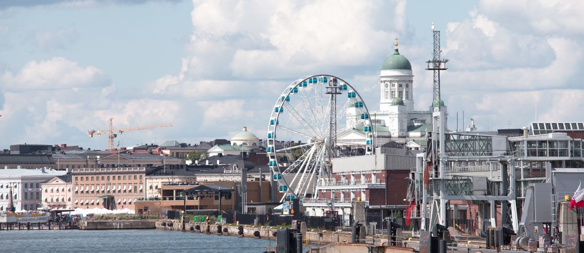 El puerto de Helsinki con la noria y la catedral al fondo