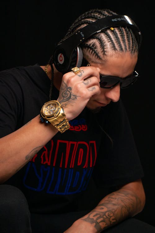 Foto profissional grátis de cabelo trançado, fones de ouvido, fundo preto
