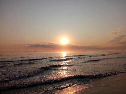 Základová fotografie zdarma na téma mořské vlny, plážové vlny, plážový západ slunce