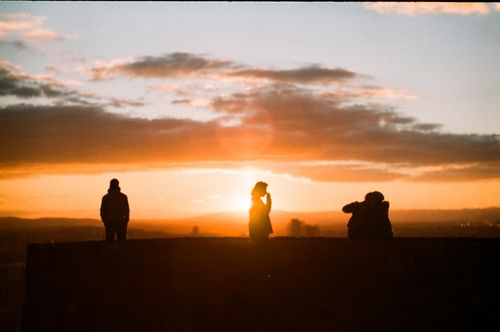 Free Silhouetted people against a sunset in Ankara, Türkiye, capturing the serene skyline. Stock Photo