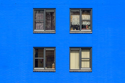 Kostenloses Stock Foto zu blaue wand, fenster, geometrisch