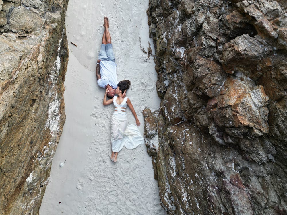 Fotos de stock gratuitas de acostado, afecto, amor