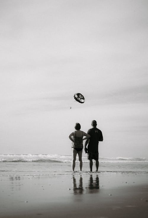 Foto profissional grátis de casal, de pé, férias