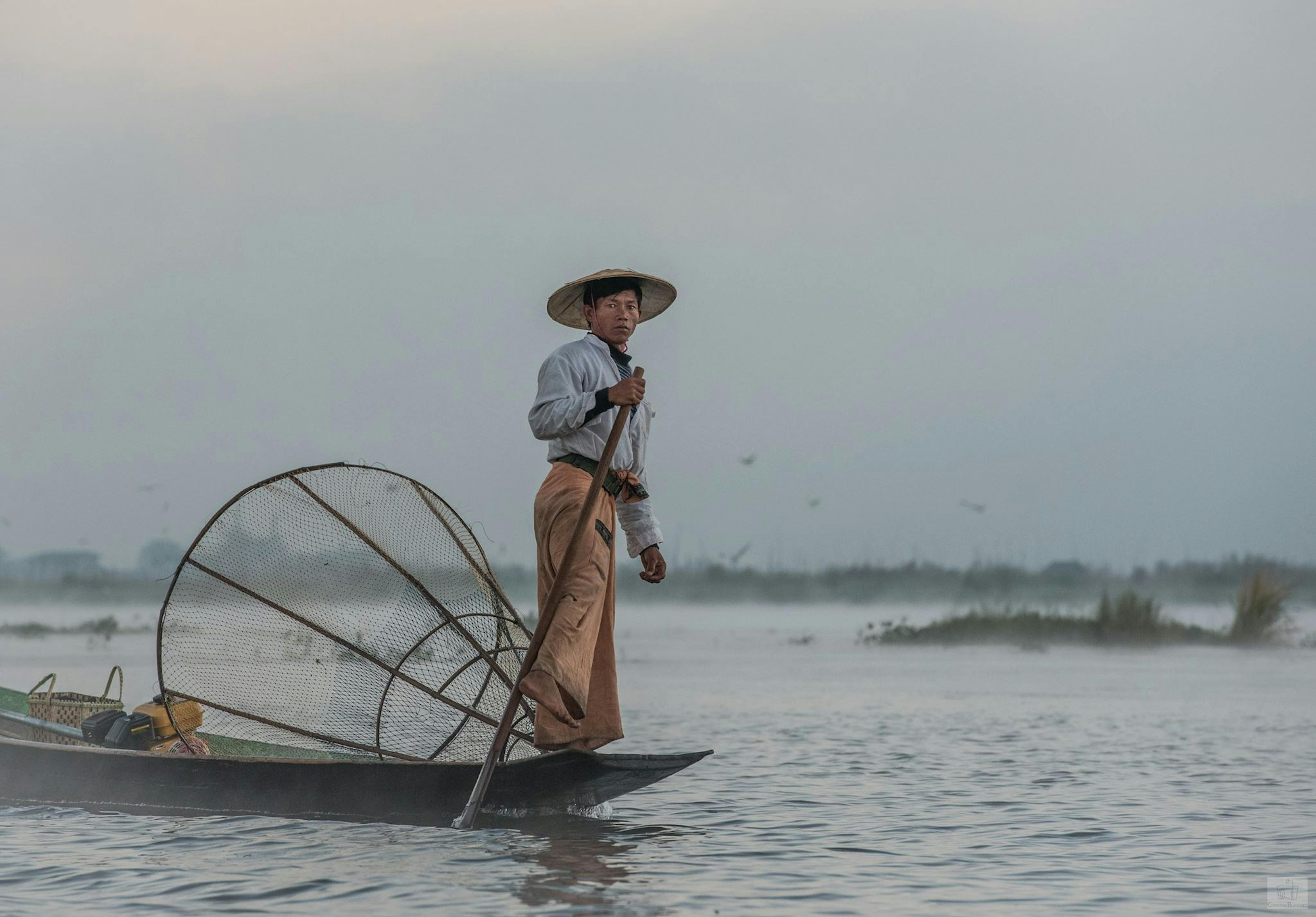 Mann auf ein Boot mit Netz Fisch Fallen generativ ai 27717010 Stock-Photo  bei Vecteezy