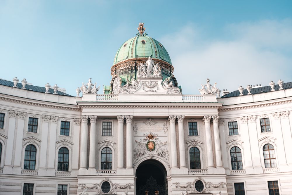 Cupola și fațada palatului Hofburg din Viena, Austria