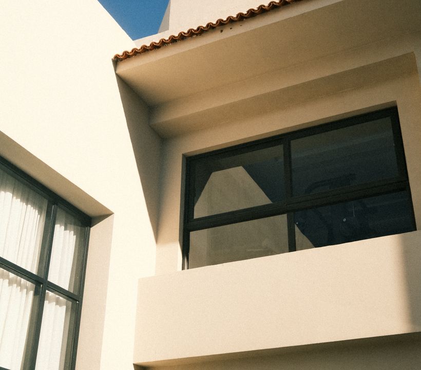 Maison moderne avec grandes fenêtres Belle maison moderne équipée de grandes fenêtres sous un ciel bleu