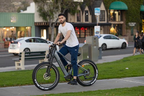 Fotos de stock gratuitas de bici, bicicleta, camiseta de manga corta