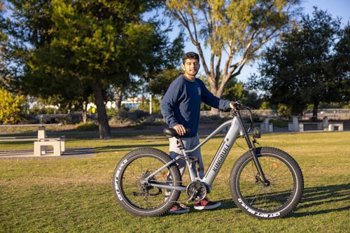 Foto d'estoc gratuïta de arbres, atracció, bici