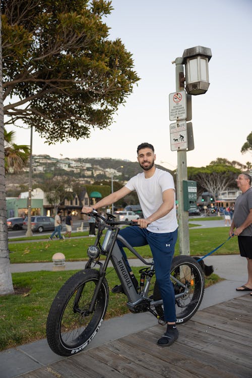 Foto d'estoc gratuïta de anant amb bici, ciutat, conduint