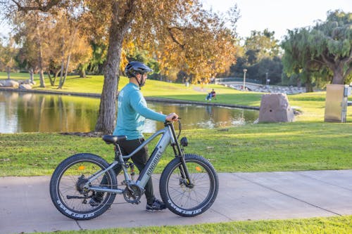 Foto d'estoc gratuïta de anant amb bici, ciutat, conduint