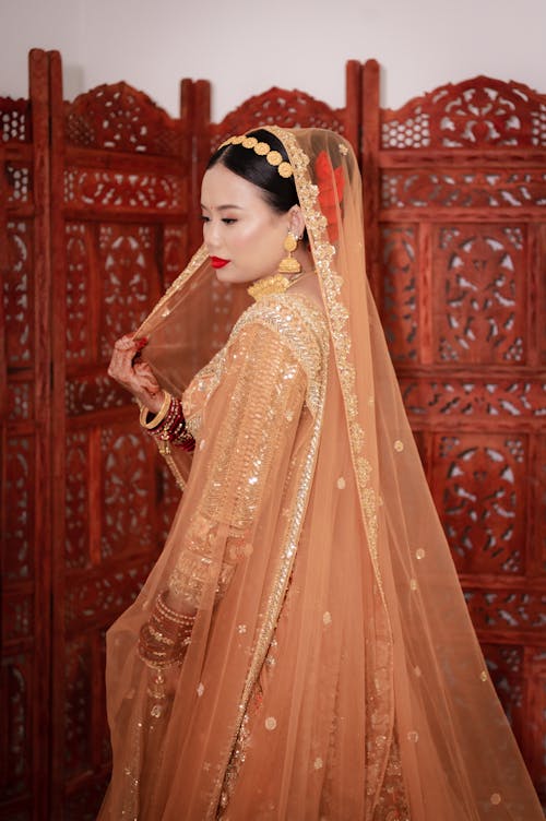 Безкоштовне стокове фото на тему «азіатська жінка, вертикальні постріл, весільна фотографія»