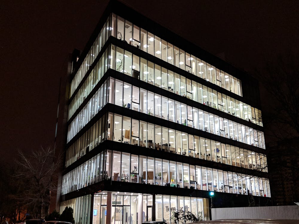 オフィスビル ガラス ダークの無料の写真素材