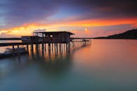 日落时分，乡村码头充满活力，风景如画，倒映在宁静的海水中