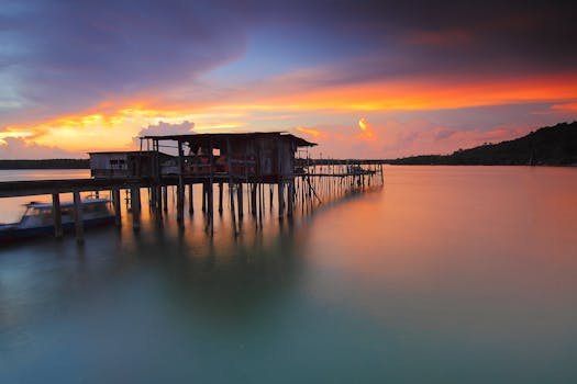 日落时分，乡村码头充满活力，风景如画，倒映在宁静的海水中