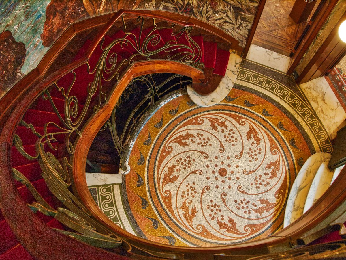 Casa scării Art Nouveau din Bruxelles cu mozaic pe pardoseală