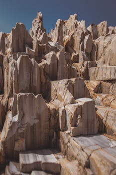 晴朗的天空下，迷人的砂岩地层突显了地质之美