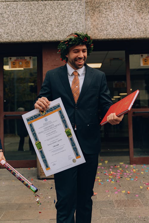 Foto profissional grátis de alegre, conquista, diploma