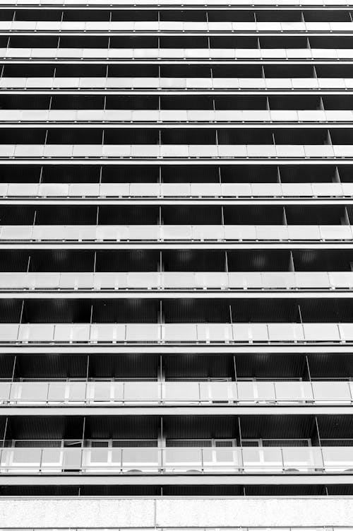 Darmowe zdjęcie z galerii z balkony, budynek, czarno-biały