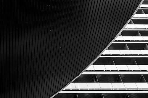 Fotos de stock gratuitas de arquitectura moderna, balcones, blanco y negro