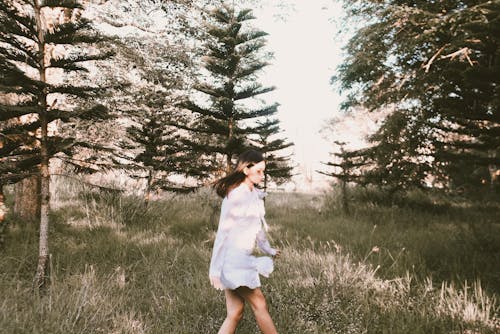 Mujer, Llevando, Vestido Blanco