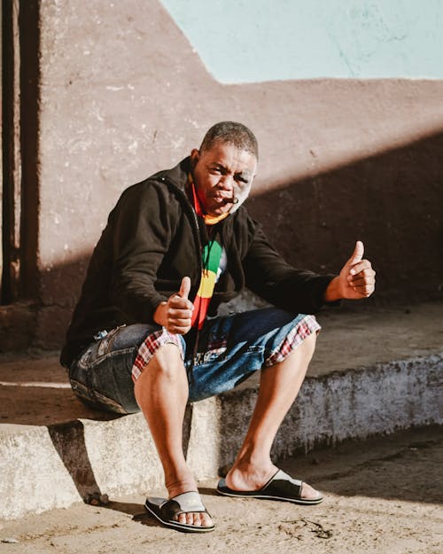 Безкоштовне стокове фото на тему «Африканський чоловік, вертикальні постріл, Вулиця»