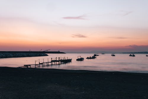 akşam karanlığı, deniz, gemiler içeren Ücretsiz stok fotoğraf