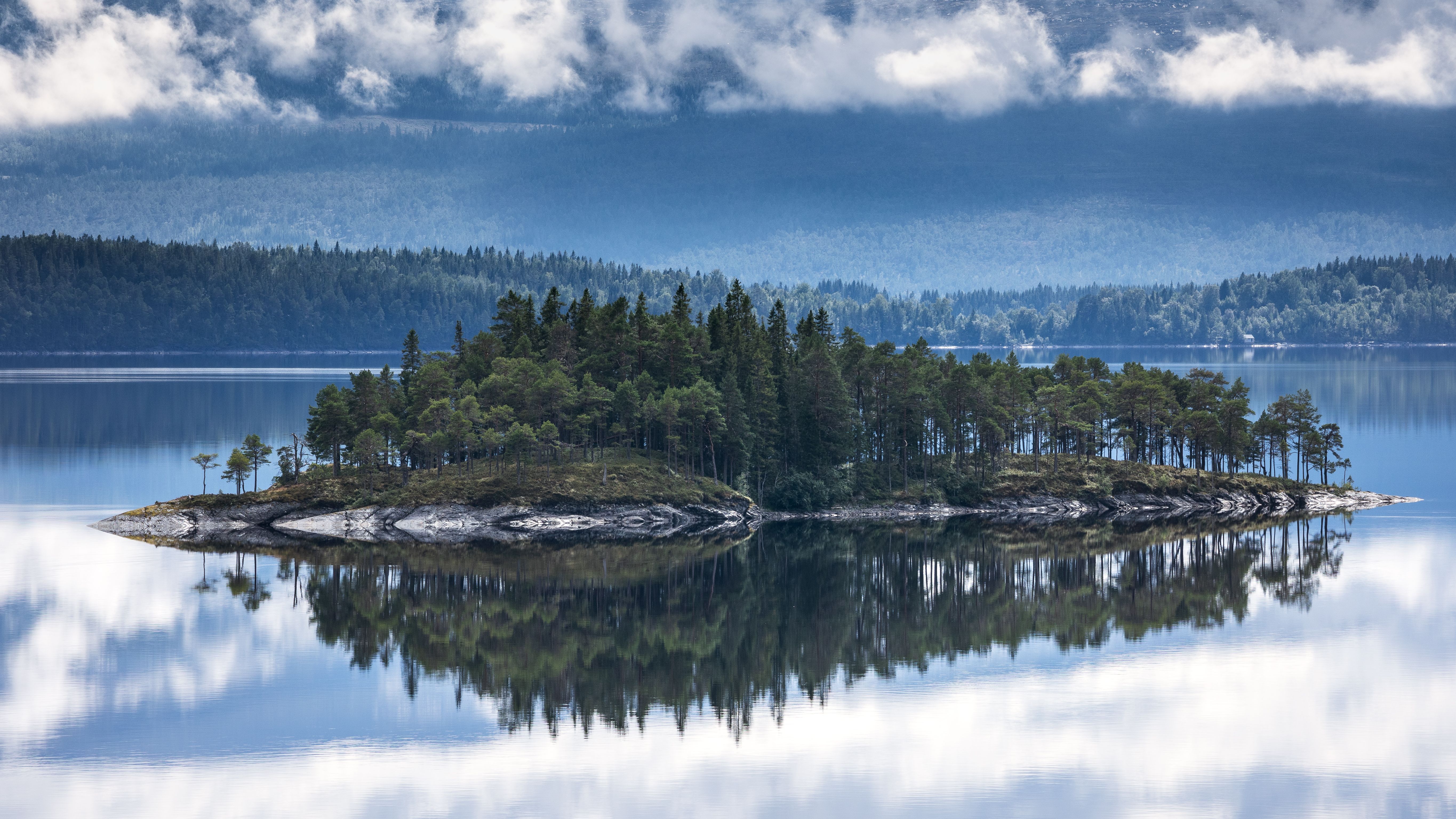 Islet on Lake · Free Stock Photo
