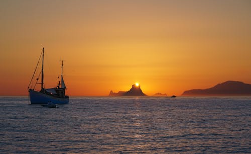 Photos gratuites de bateau, ciel clair, ciel jaune