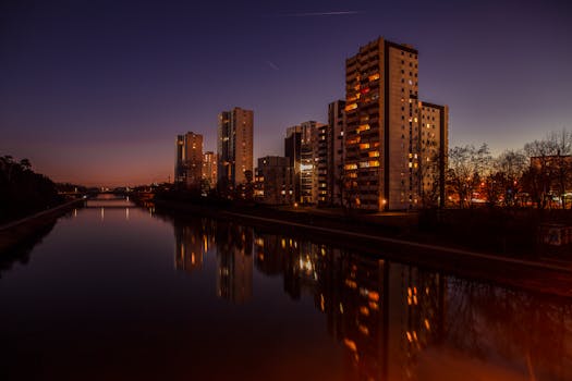 黄昏时分，城市美丽的景观与建筑在河中的倒影，共同营造出宁静的氛围