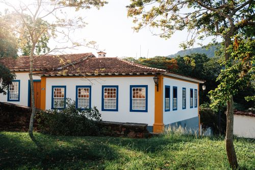 Free Beautiful colonial-style house in Tiradentes, Minas Gerais, surrounded by lush greenery. Stock Photo