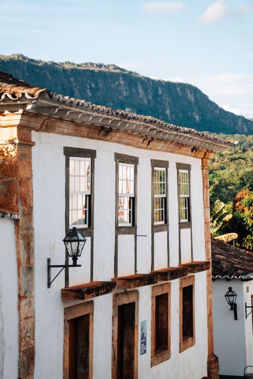 Free Charming colonial building in Tiradentes, Brazil with mountain backdrop. Stock Photo