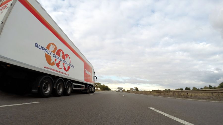 Camión góndola de transporte de vehículos durante la importación desde Alemania