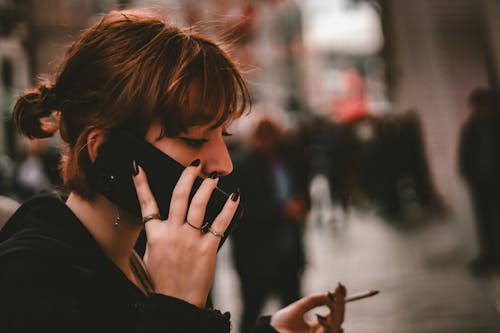 Foto profissional grátis de chamada telefônica, conversando, fumar cigarro