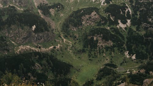 çim, dağlar, kayalar içeren Ücretsiz stok fotoğraf