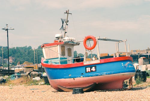 balıkçı teknesi, deniz aracı, deniz kenarı içeren Ücretsiz stok fotoğraf