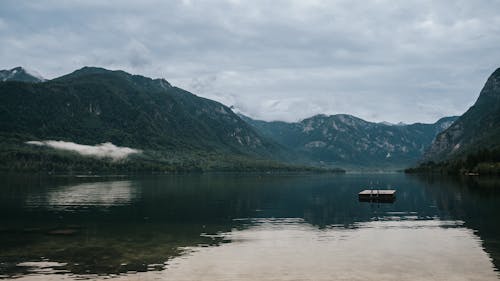 bulutlar, dağ, göl içeren Ücretsiz stok fotoğraf