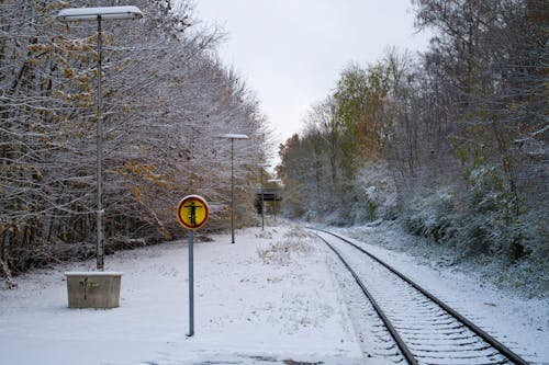 Ilmainen kuvapankkikuva tunnisteilla flunssa, junanrata, liikennemerkki