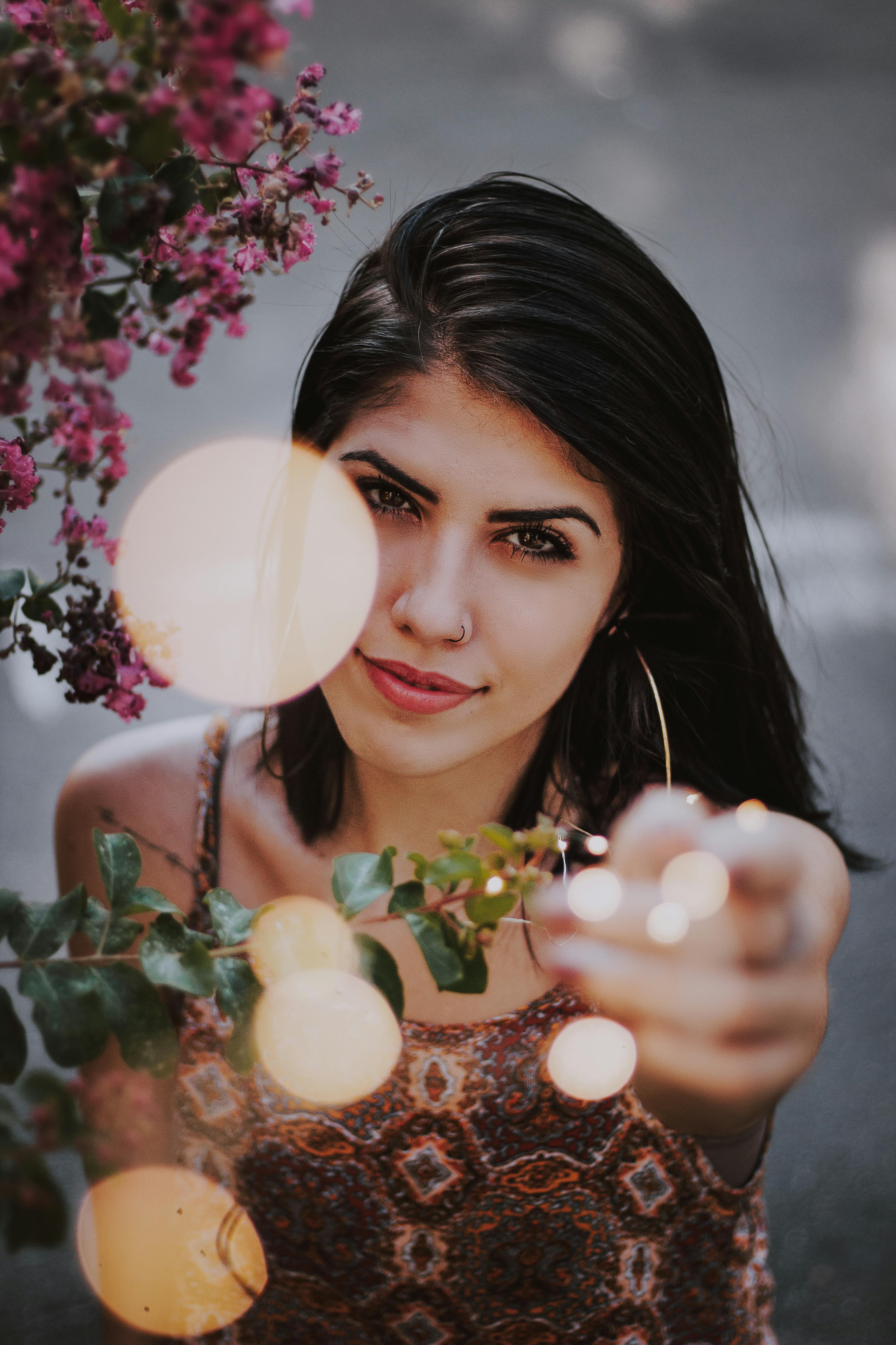 Ücretsiz Dümdüz Ileri Gösteren Kadın Stok Fotoğraflar